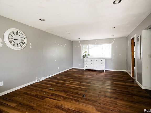 5th image of 305 Arnet St