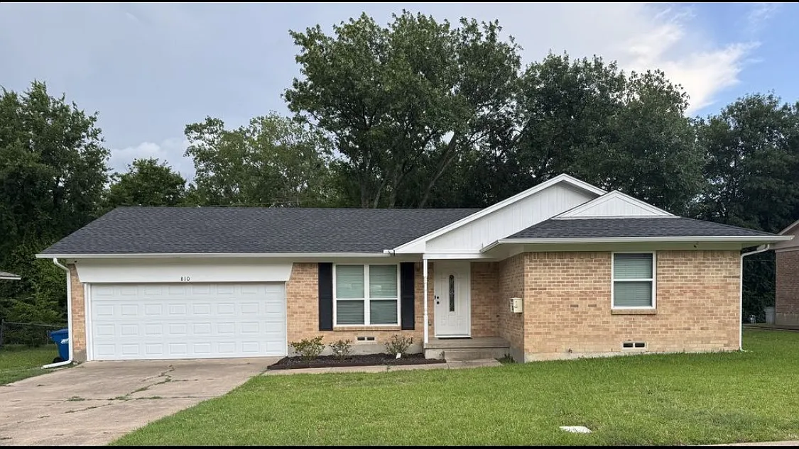 3 bed, 1035 sqft, $1,850 — Photo 1