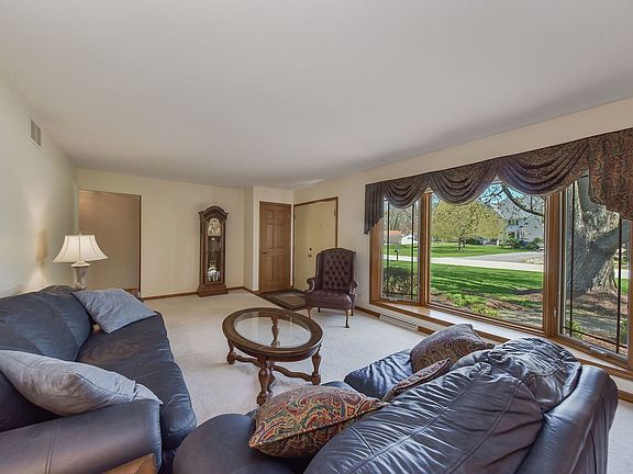 3rd image of 8S526 River Dr