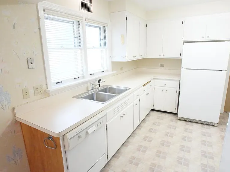1229 Middlebury Ln — Photo 10