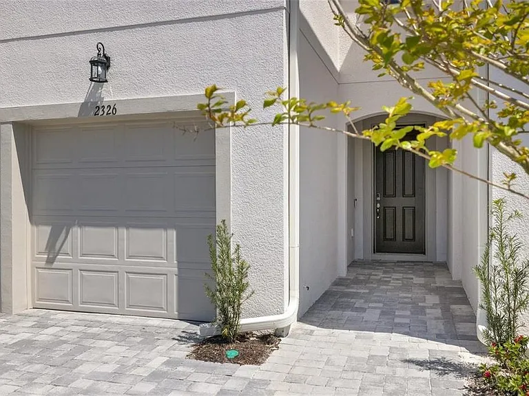 2326 Summerlit St — Photo 2