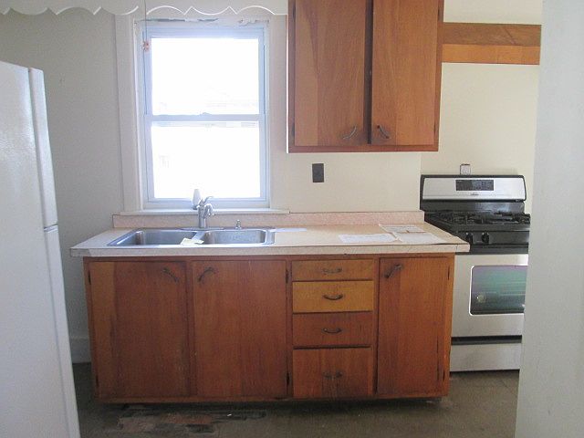 2nd image of 599 Hall St