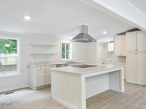 3rd image of 119 Loyola Avenue