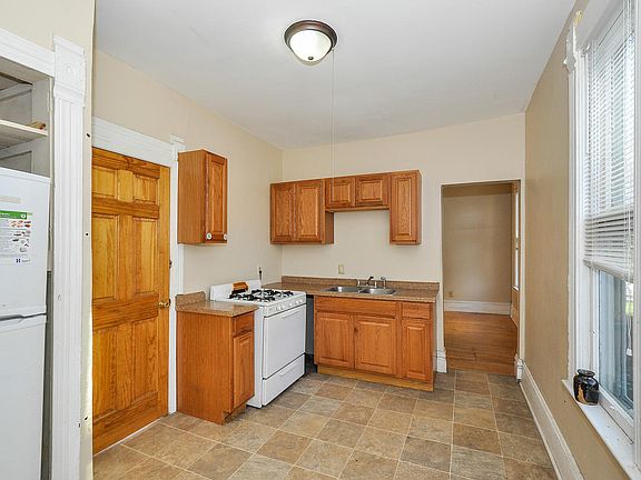 3rd image of 2527 1st Ave S