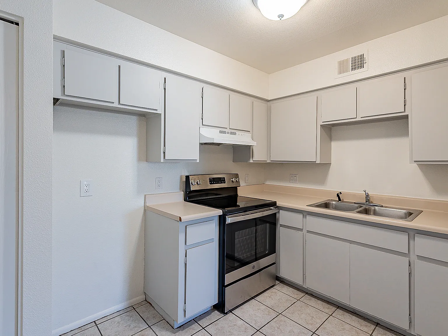 501 East Quail Avenue - 2 — Photo 4