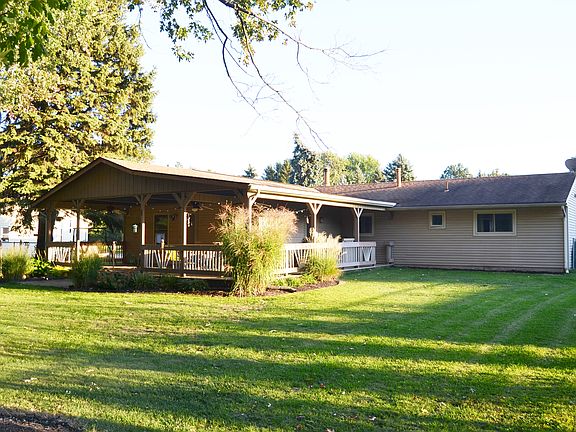 Well Kept Landscaping/Lawn