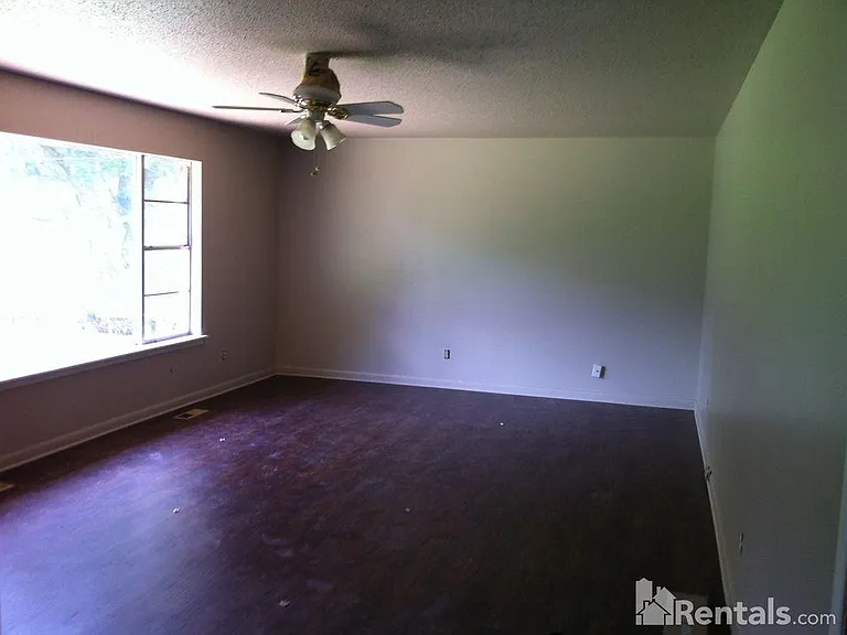320 Elmwood Dr — Photo 3