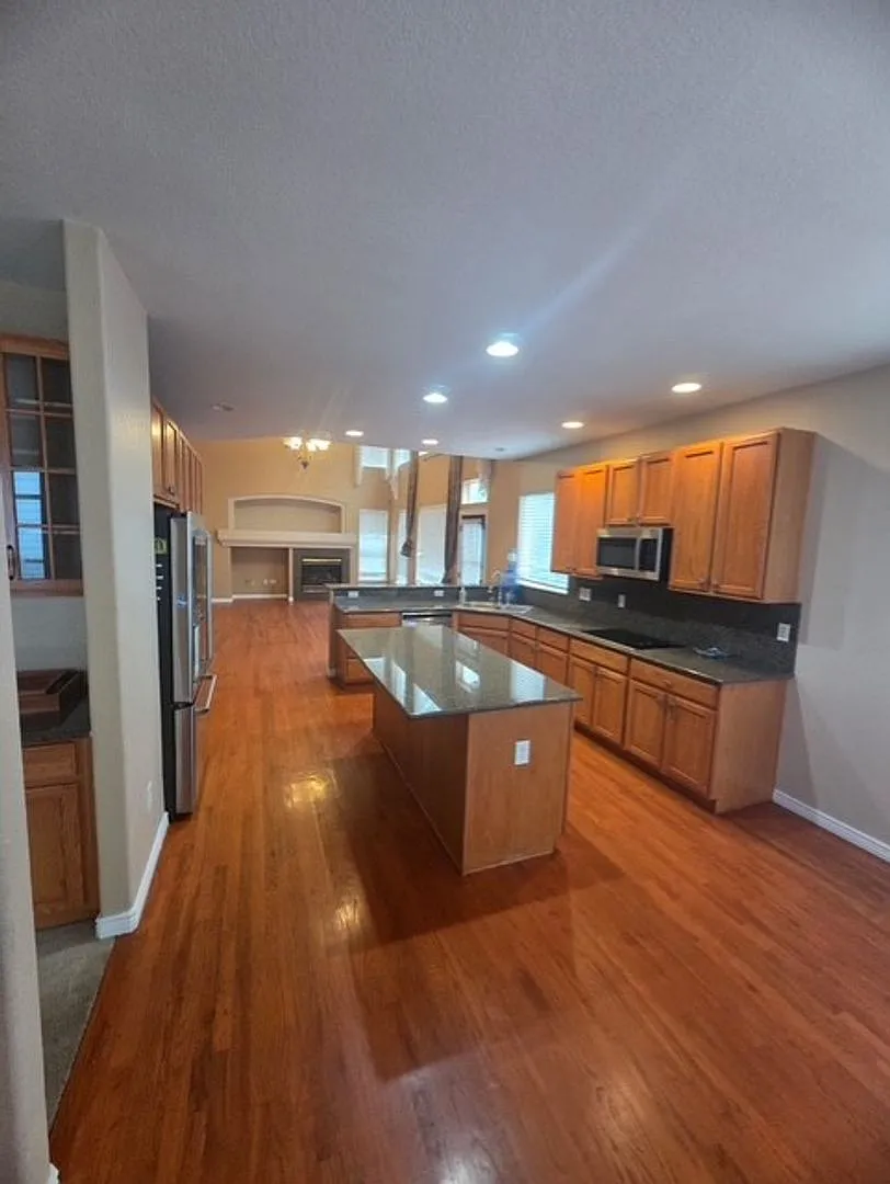 Beautiful 4 Bedroom Home Available in Thornton — Photo 3