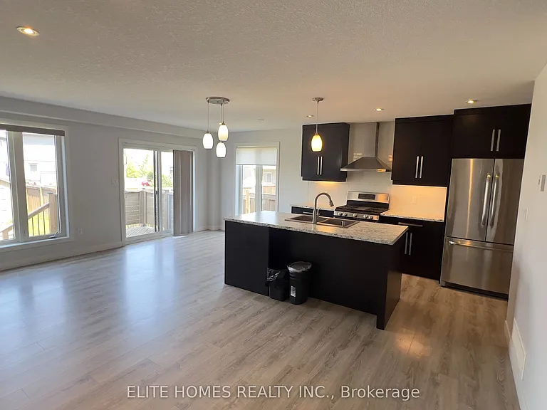 1942 Foxridge Cres — Photo 3