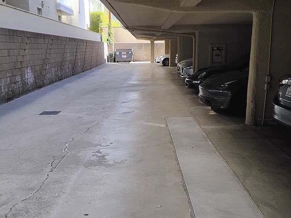 4th image of 266 S Oak Knoll Ave APT 1
