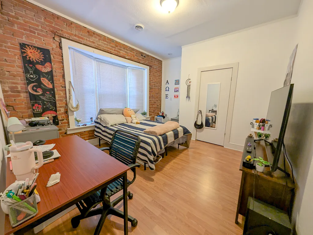 2 bed, 1050 sqft, $1,595 — Photo 3