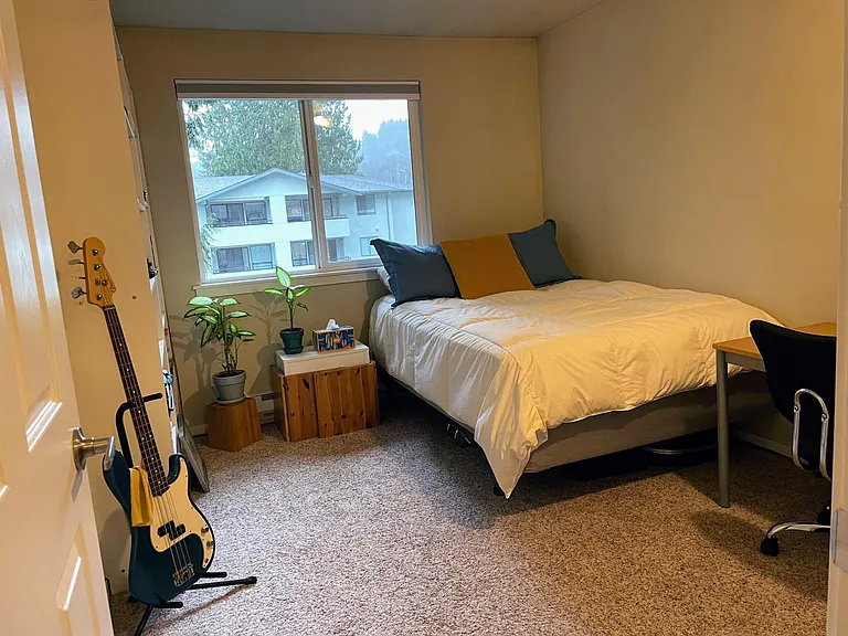 second bedroom/office with loads of natural light