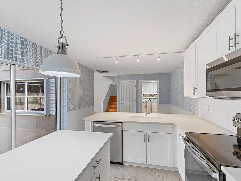 2406 SW Danbury Ln — Photo 14