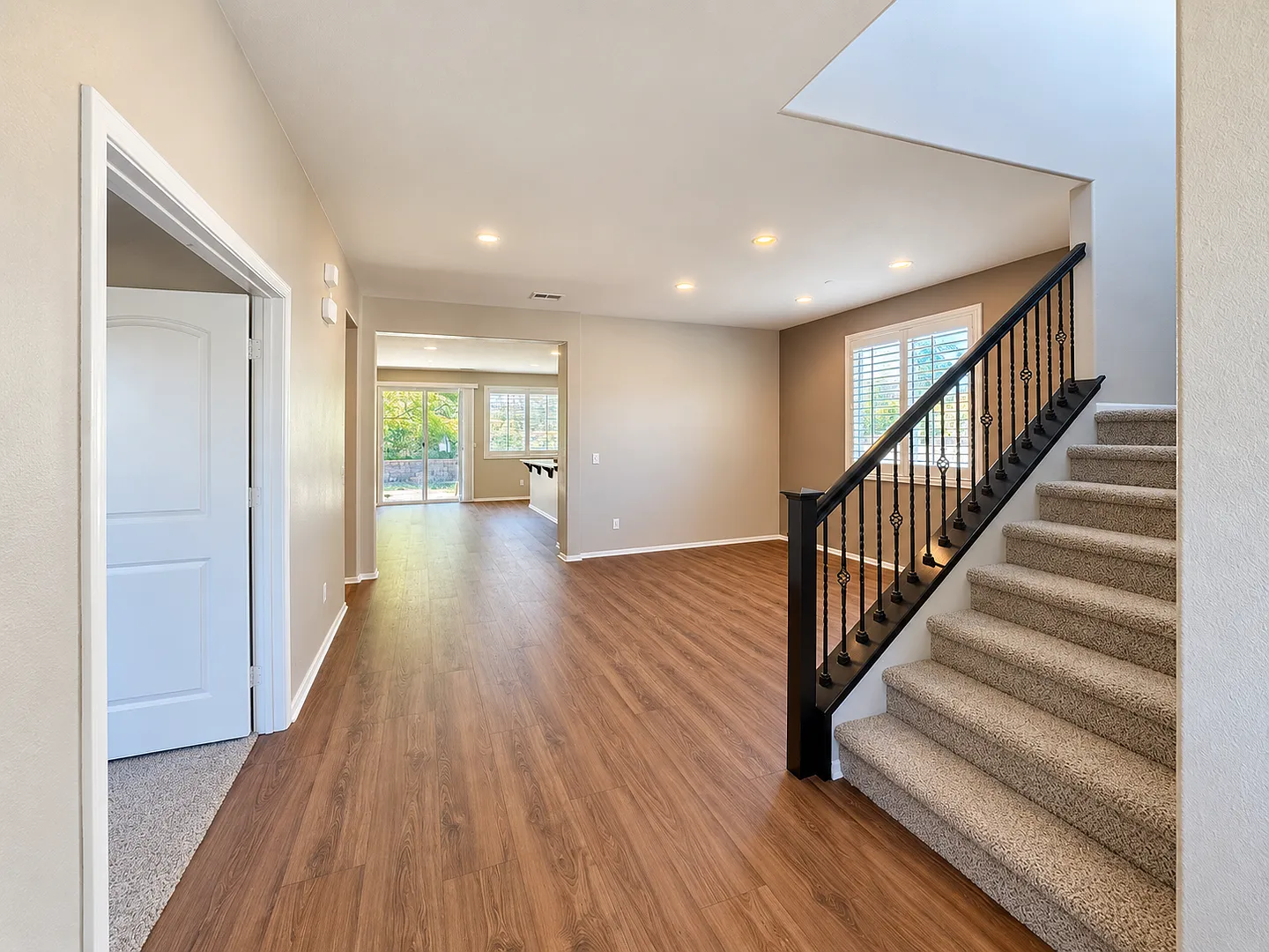 Winchester Spacious 4 Bedroom Home with Loft for Rent — Photo 4