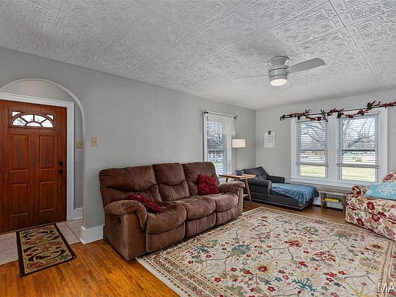4th image of 1226 N Van Buren St