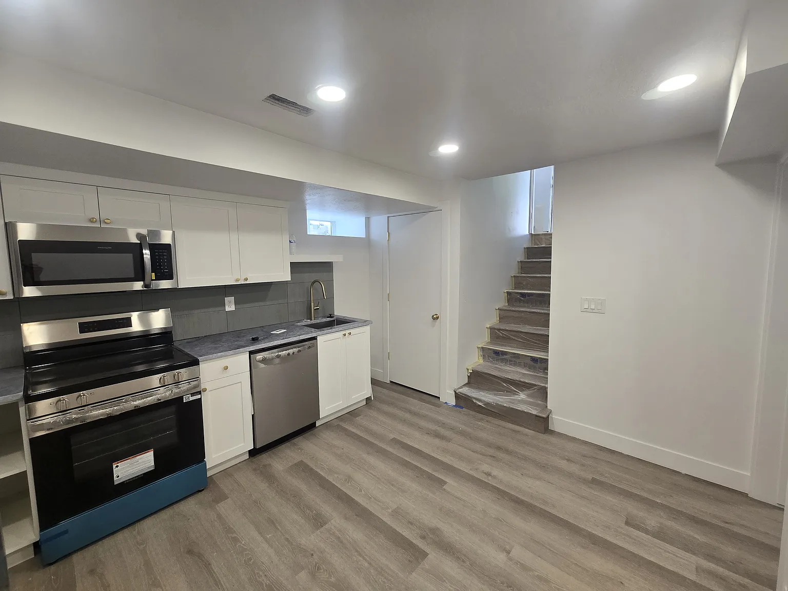 3 bed, 900 sqft, $1,800 — Photo 2