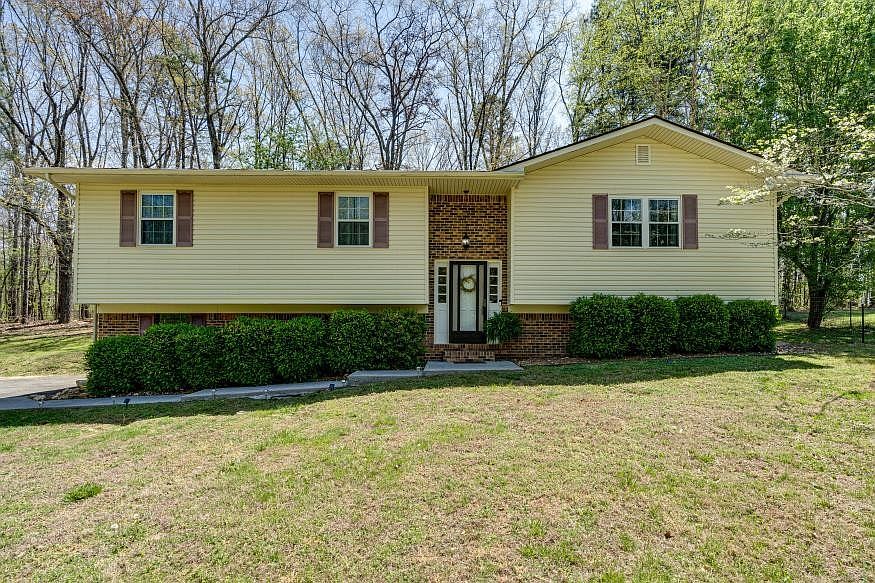 1st image of 124 Fairhill Dr NE