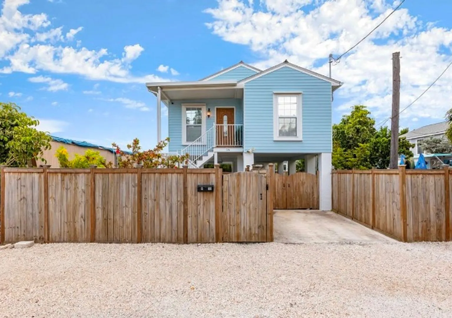 New Price!! Move In Ready Single Family Home - 4 Bedroom - 1.5 Bathroom On Stock Island — Photo 2