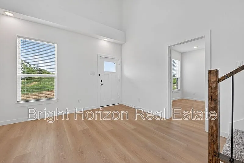 3 bed, 2.0 bath, 1600 sqft, $1,995 — Photo 2