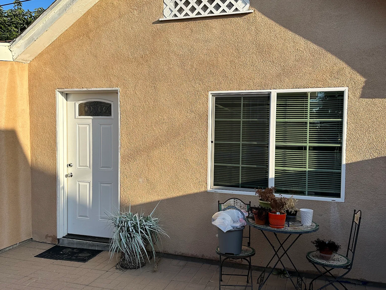 W 41st Pl, Los Angeles — Photo 2