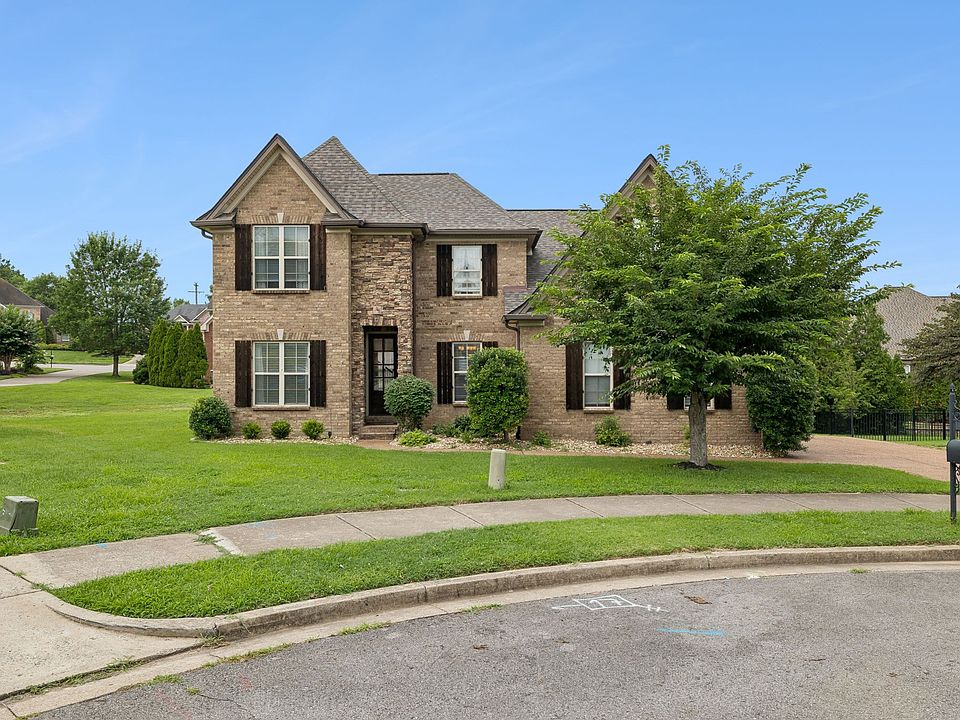 1st image of 208 Chapel Ct S
