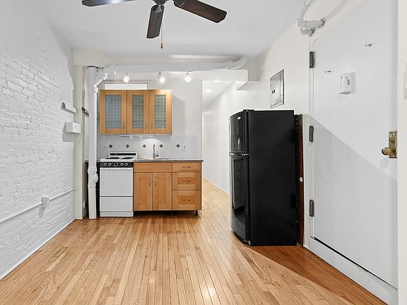 3rd image of 140 W 10th St APT Bte