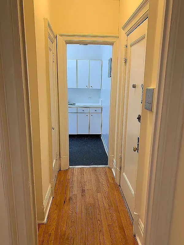 2586 Broadway — Photo 4