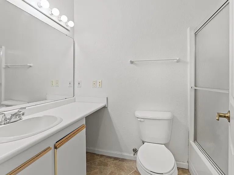 Oasis Apartments — Photo 13