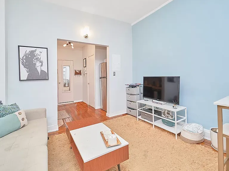 331 W 43rd St #4D — Photo 2