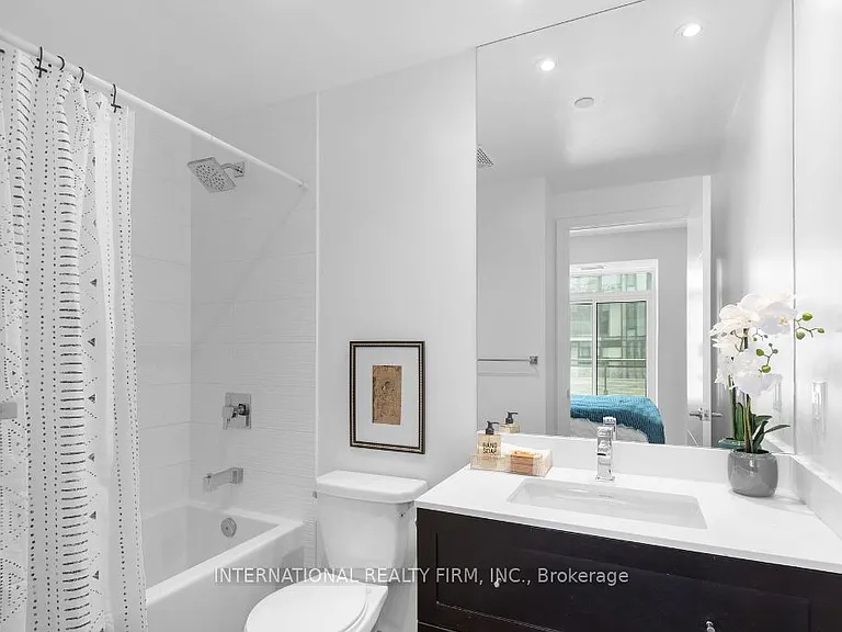 525 Adelaide St W #LPH35 — Photo 11