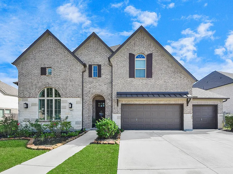 1911 Sapphire Pines Ln — Photo 3