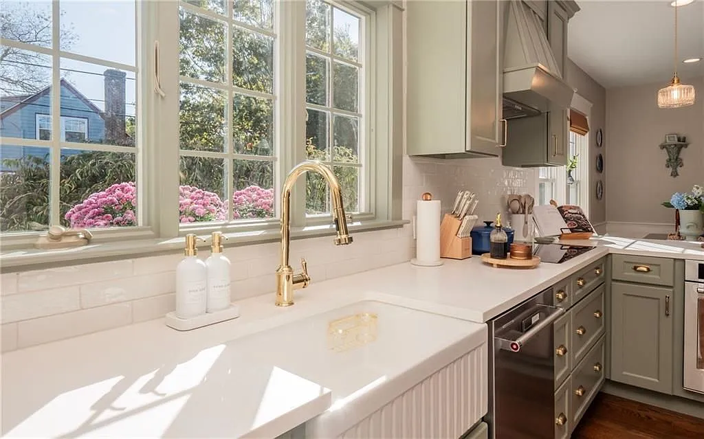 2 bed, 1.0 bath, 988 sqft, $4,800 — Photo 2