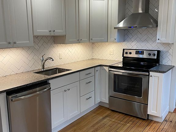 3rd image of 72 Cumberland St #1