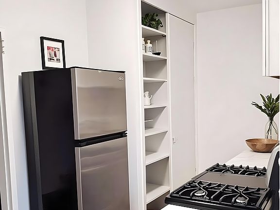 2nd image of 401 Park Pl APT 3F
