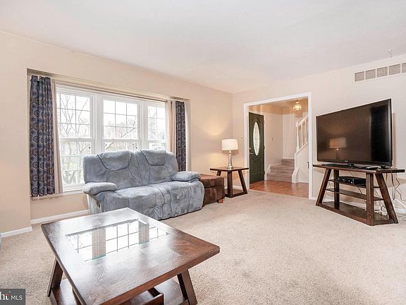 5th image of 8 Stone Barn Dr