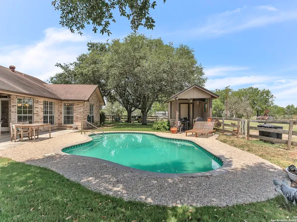 652 FM 2200, Devine, TX 78016