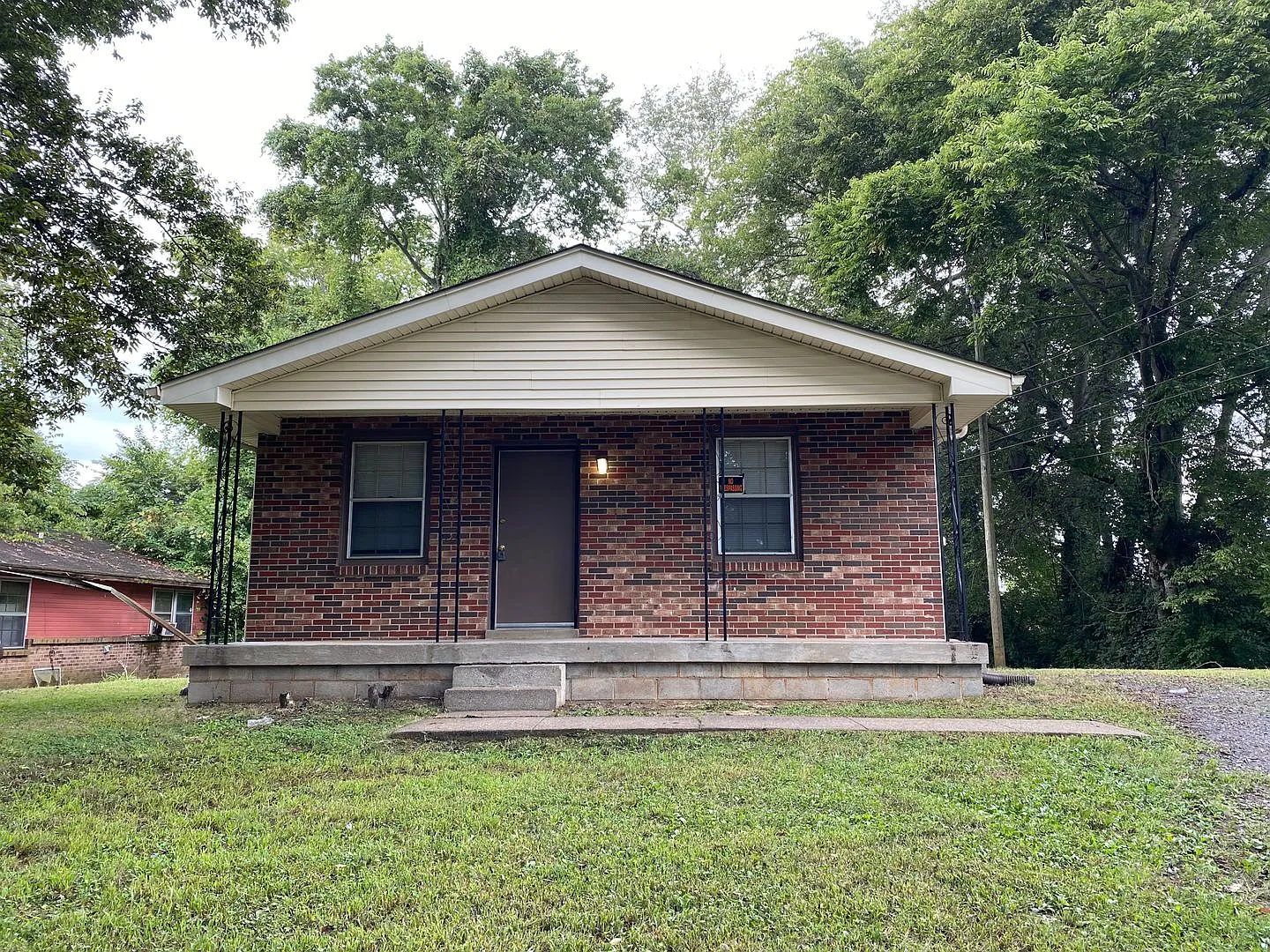 Great Location! Off College St! 3 Bed/1 Bath with 1000 sq. ft. — Photo 1