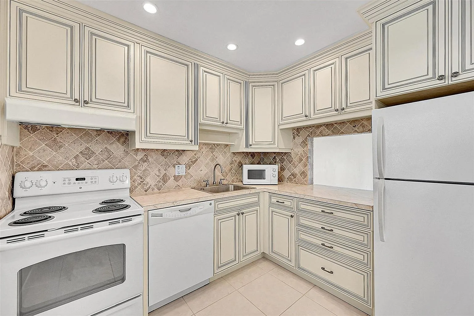 2 bed, 2.0 bath, 925 sqft, $1,800 — Photo 3