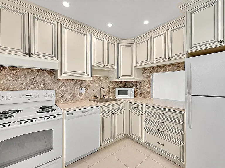 23 Abbey Ln #202 — Photo 3