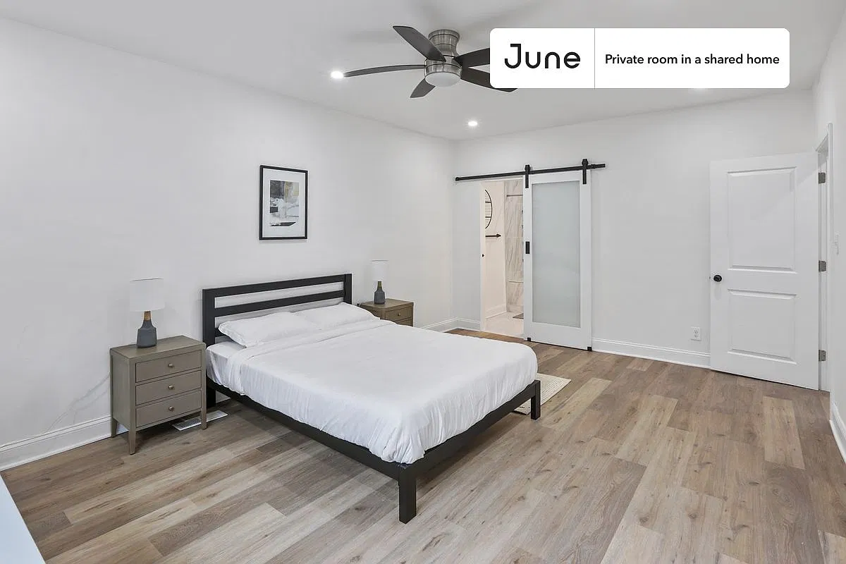 Queen bedroom in 5 bed/3.5 bath home in Upper Central NE #810 A — Photo 3