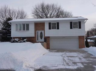 2407 W Crest Ct, Bettendorf, IA