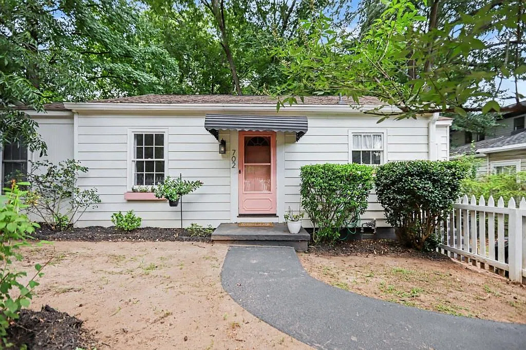 2 bed, 1.0 bath, 832 sqft, $2,300 — Photo 3