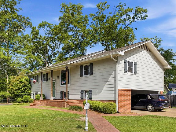 3rd image of 3404 Patterson Dr