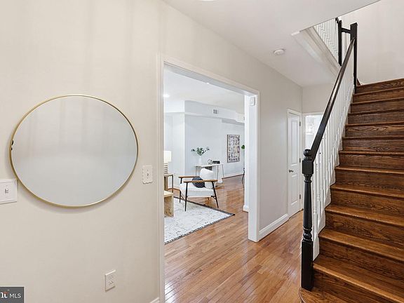 4th image of 2429 3rd St NE