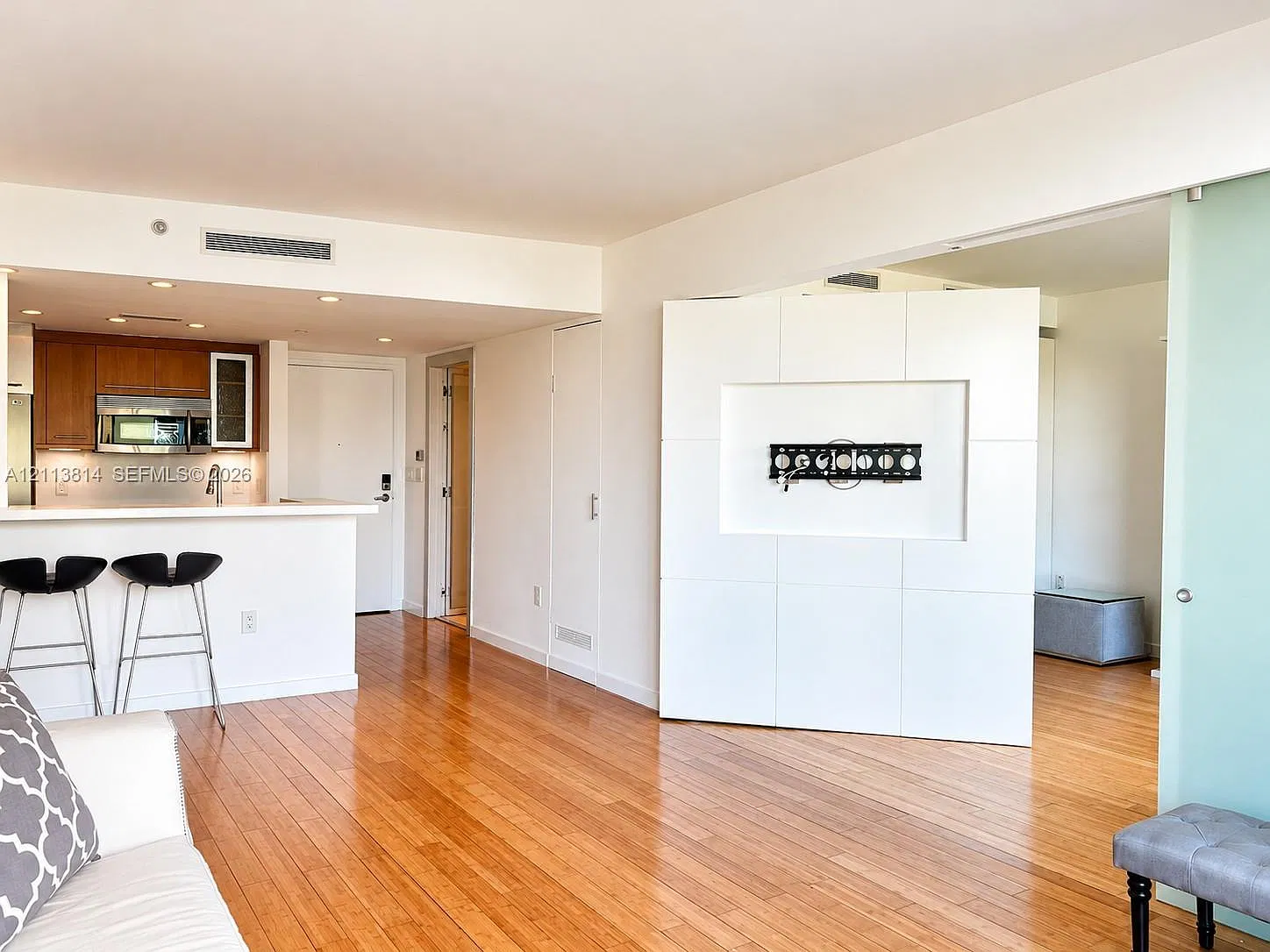 2 bed, 2.0 bath, 1100 sqft, $5,500 — Photo 4