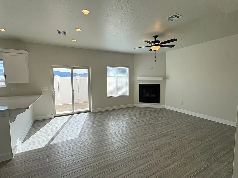 51 S 4375 W #27 — Photo 2