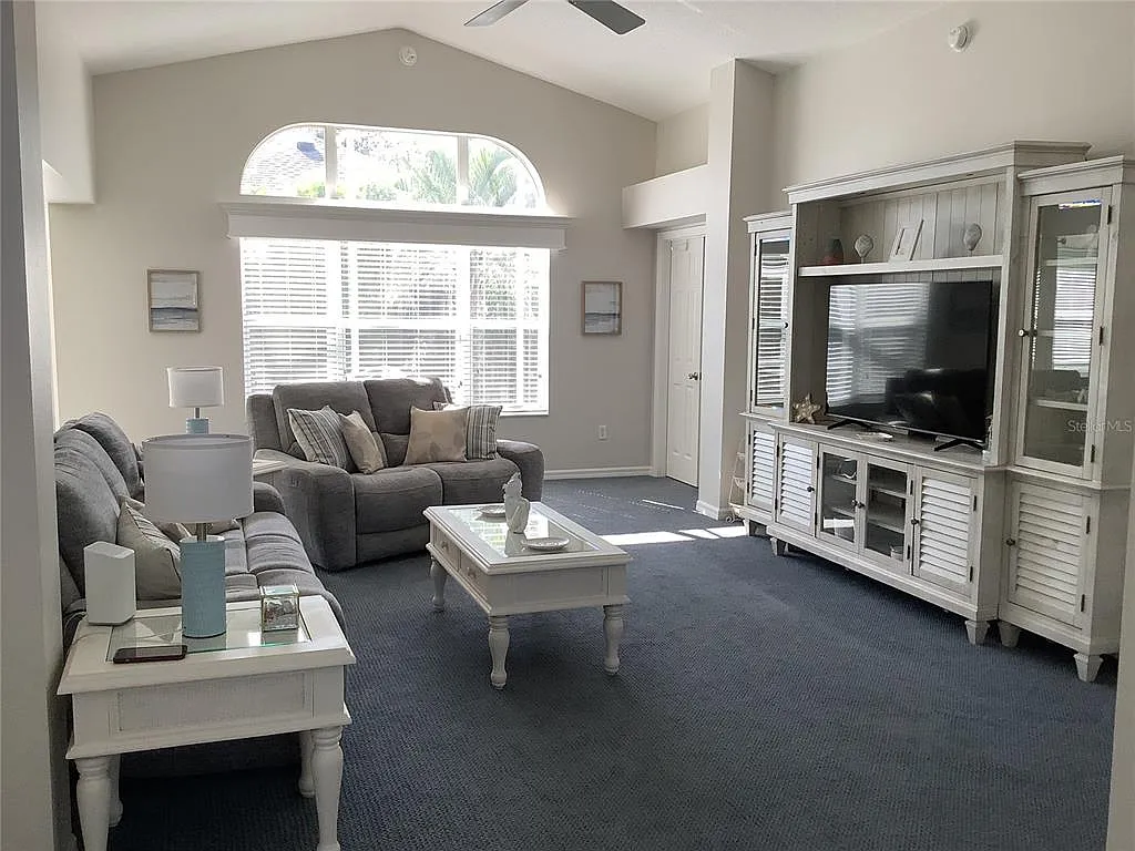 3 bed, 2.0 bath, 1907 sqft, $6,500 — Photo 2