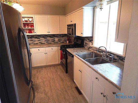 5th image of 591 Douglas Dr
