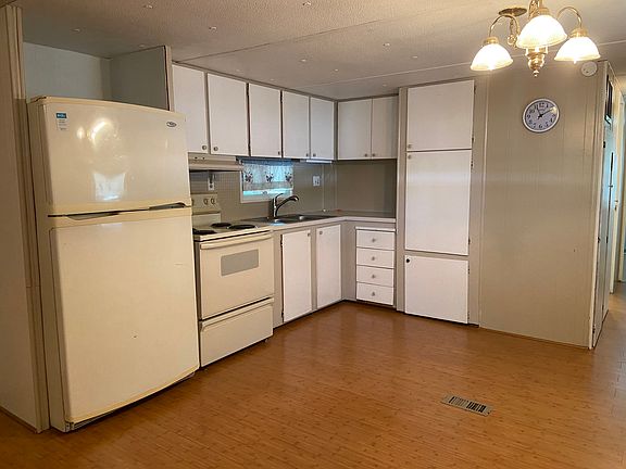 2nd image of 139 Chateau Cir