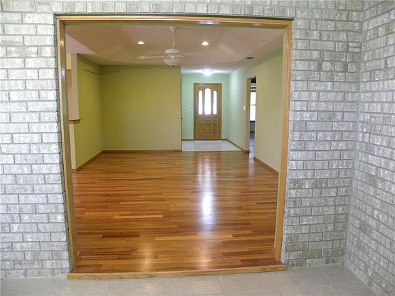 3rd image of 254 Rebecca Dr